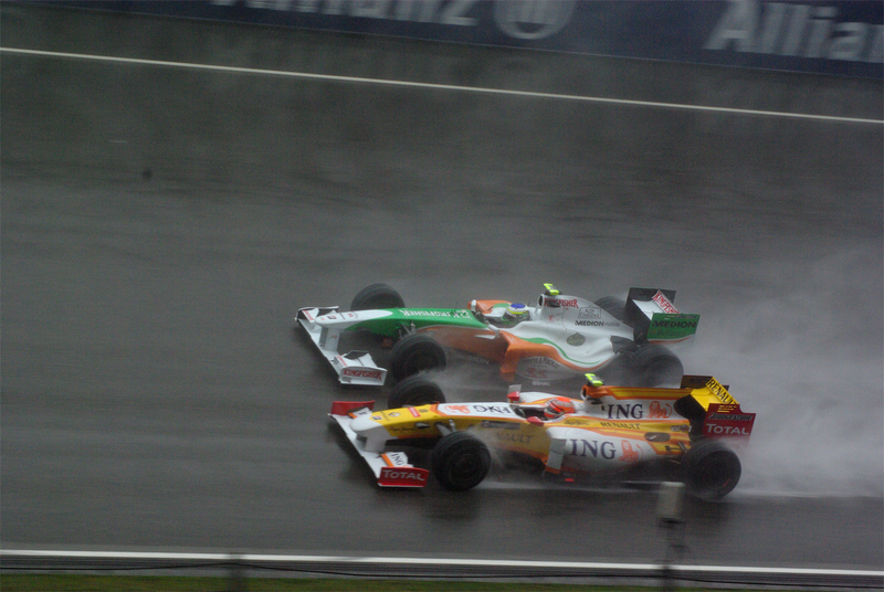 Illustration for article titled 2009 Chinese Grand Prix Gets Wet, Real Wet